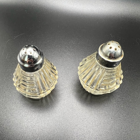 Vintage Anchor Hocking Clear Glass Salt and Pepper Shakers Chrome Tops - Picture 2 of 10